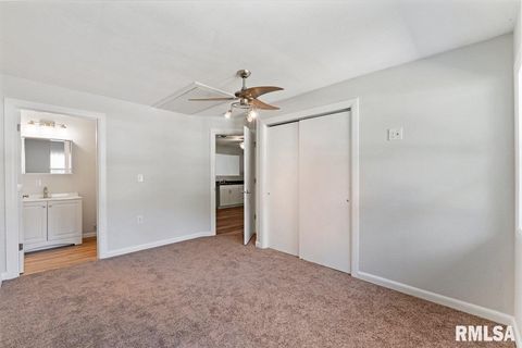 Tiny photo for 3914 15th Street B, Moline, IL 61265 (MLS # QC4266730)