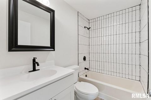 Tiny photo for 3914 15th Street B, Moline, IL 61265 (MLS # QC4266730)