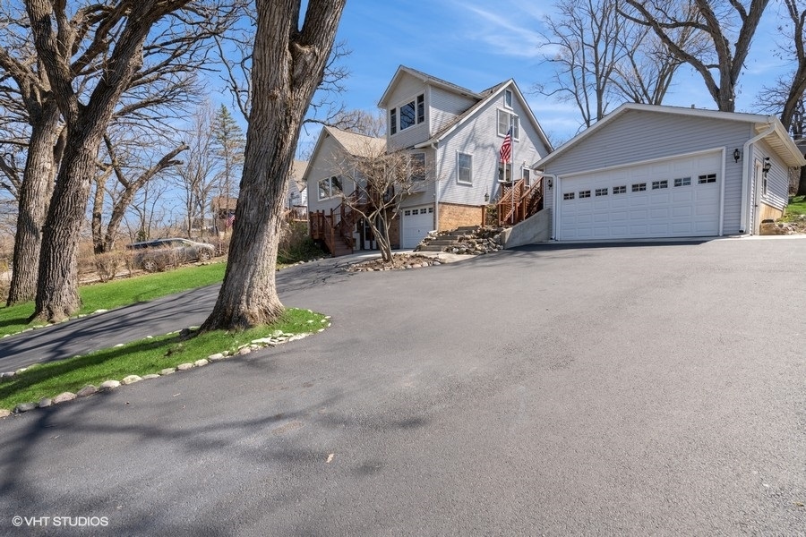 3224 E Lake Shore Drive