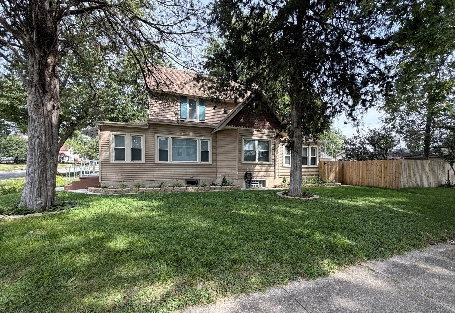 412 N Grand Avenue