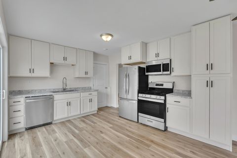 Tiny photo for 4 Riverview Lane, Bettendorf, IA 52722 (MLS # 12683523)