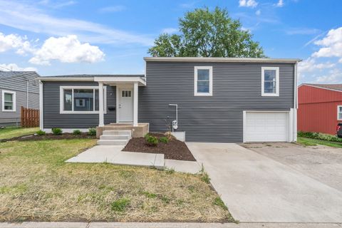 Photo of 4 Riverview Lane, Bettendorf, IA 52722 (MLS # 12683523)