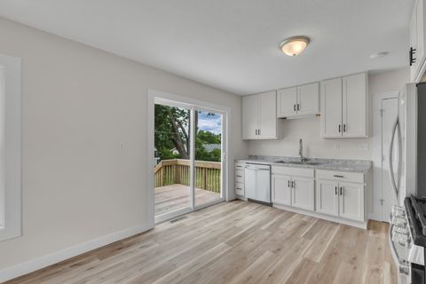 Tiny photo for 4 Riverview Lane, Bettendorf, IA 52722 (MLS # 12683523)