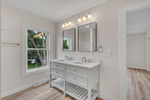 Tiny photo for 4 Riverview Lane, Bettendorf, IA 52722 (MLS # 12683523)