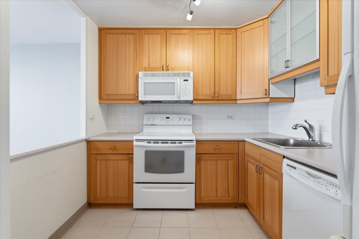 1560 N Sandburg Terrace 4003