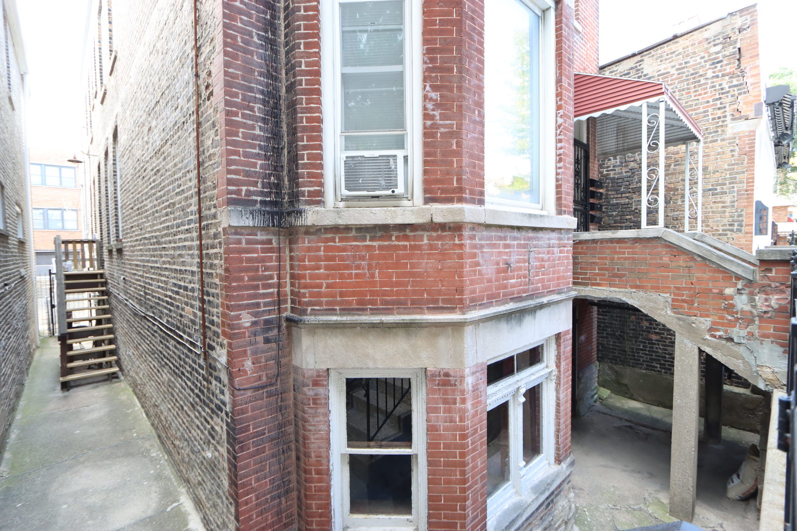 2440 S Oakley Avenue