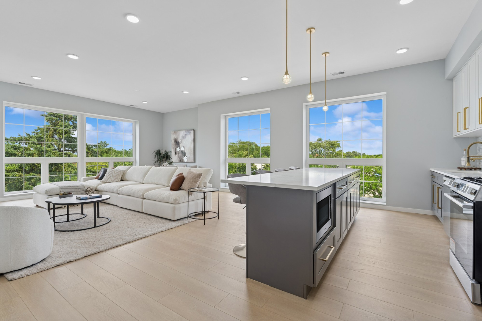 5830 N Lincoln Avenue 1E