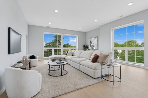 Tiny photo for 5830 N Lincoln Avenue #1E, Chicago, IL 60659 (MLS # 12473558)