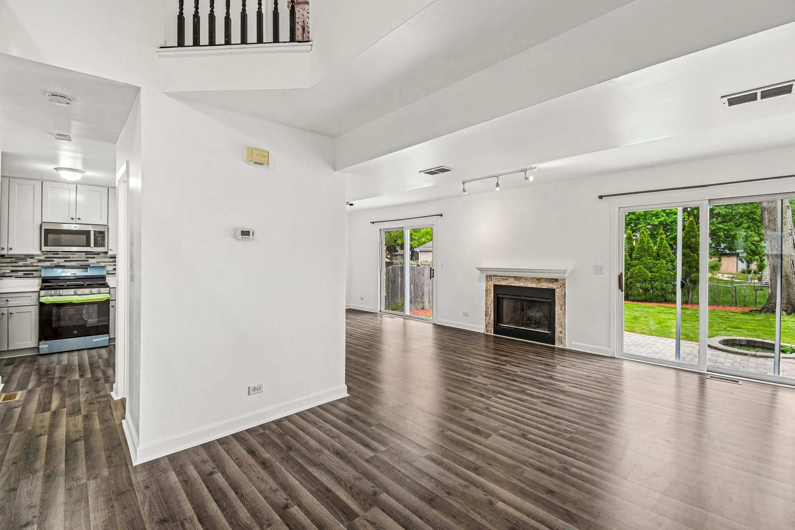 183 W ALGONQUIN Road