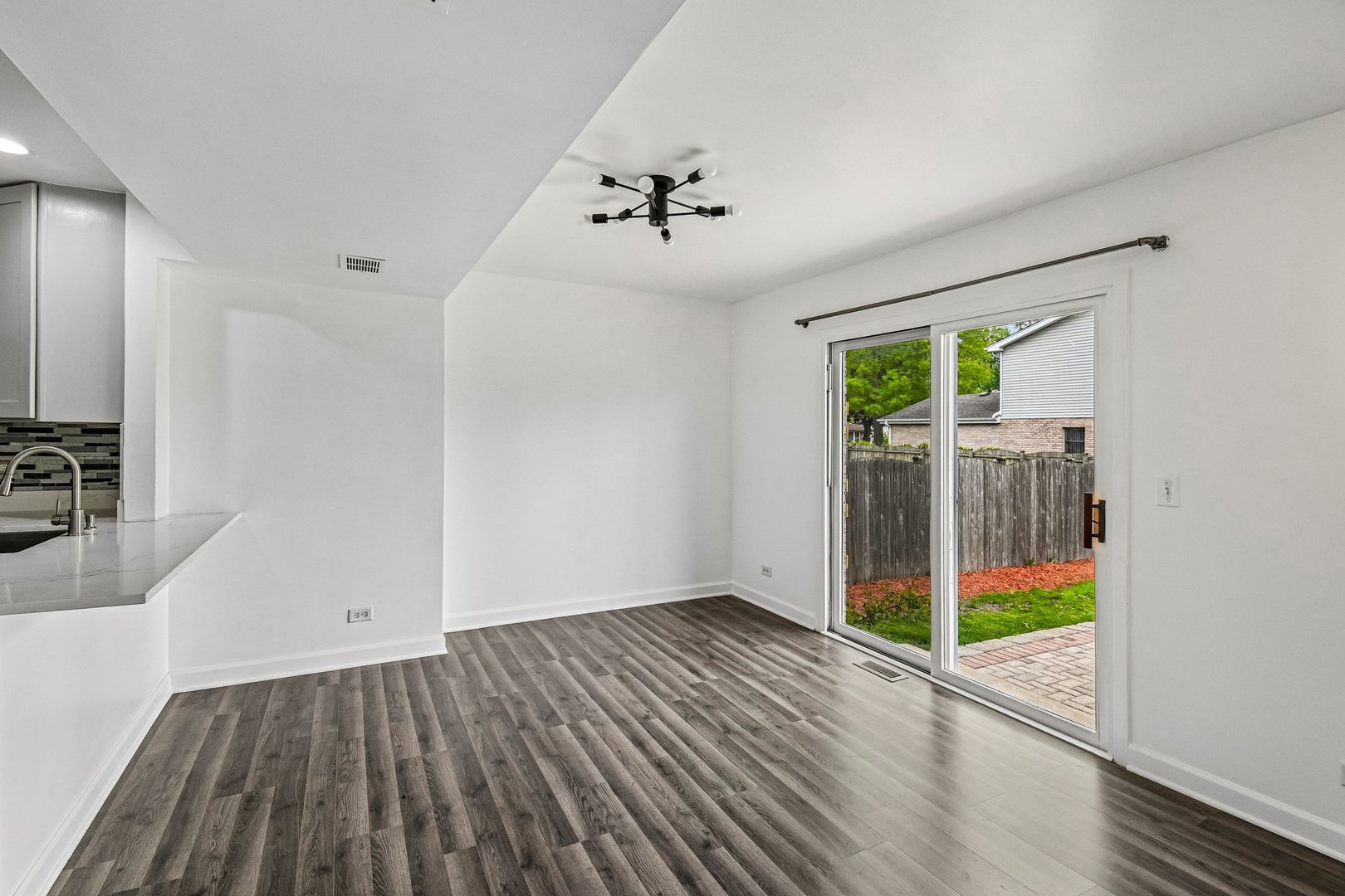 183 W ALGONQUIN Road