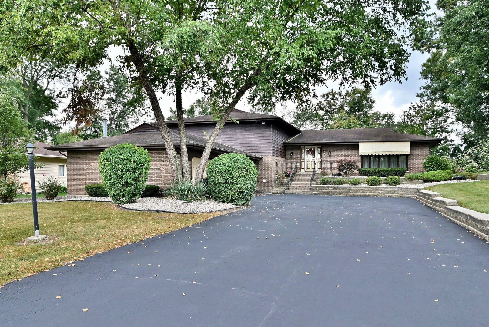 7976 Clarendon Hills Road