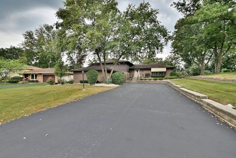 Tiny photo for 7976 Clarendon Hills Road, Willowbrook, IL 60527 (MLS # 12448367)