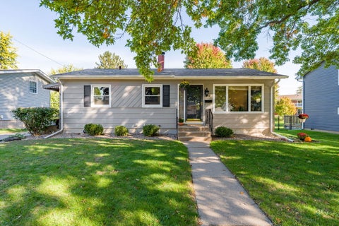 Photo of 1828 E 32ND Street, Davenport, IA 52807 (MLS # 12781214)