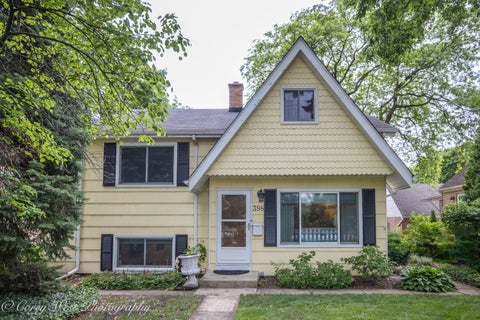 Photo of 398 W Saint Charles Road, Elmhurst, IL 60126 (MLS # 12689436)