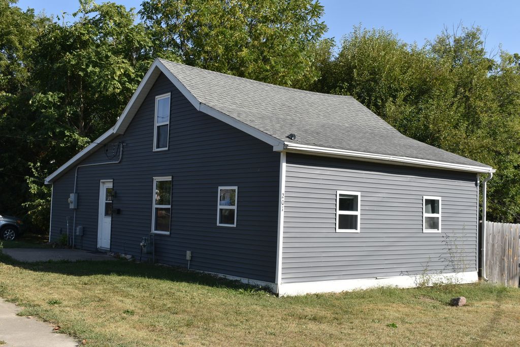 Photo for 201 S Maple Street, El Paso, IL 61738 (MLS # 12483375)