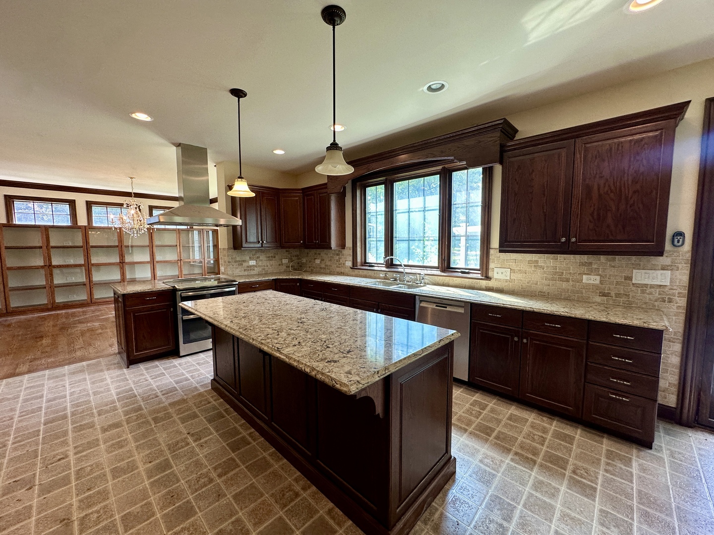 North Riverside, Illinois 60546, United States, 3 Bedrooms Bedrooms, ,3 BathroomsBathrooms,Residential,Contingent,197108