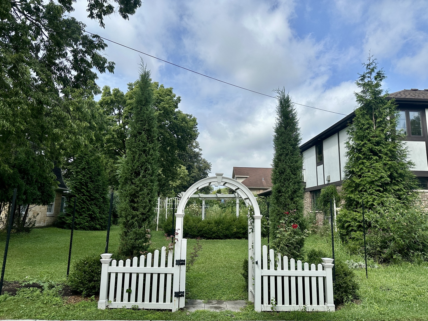 North Riverside, Illinois 60546, United States, 3 Bedrooms Bedrooms, ,3 BathroomsBathrooms,Residential,Contingent,197108