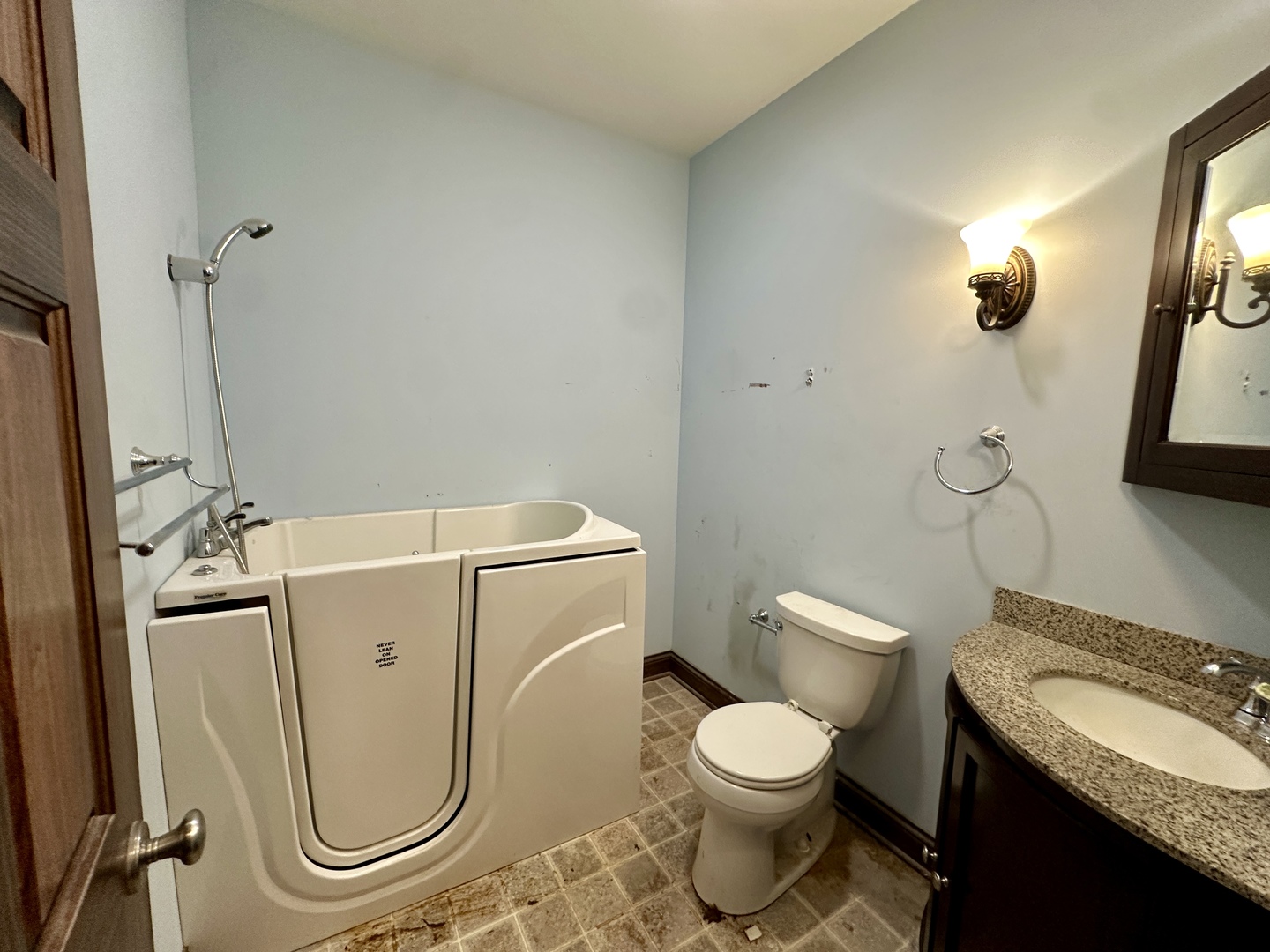 North Riverside, Illinois 60546, United States, 3 Bedrooms Bedrooms, ,3 BathroomsBathrooms,Residential,Contingent,197108