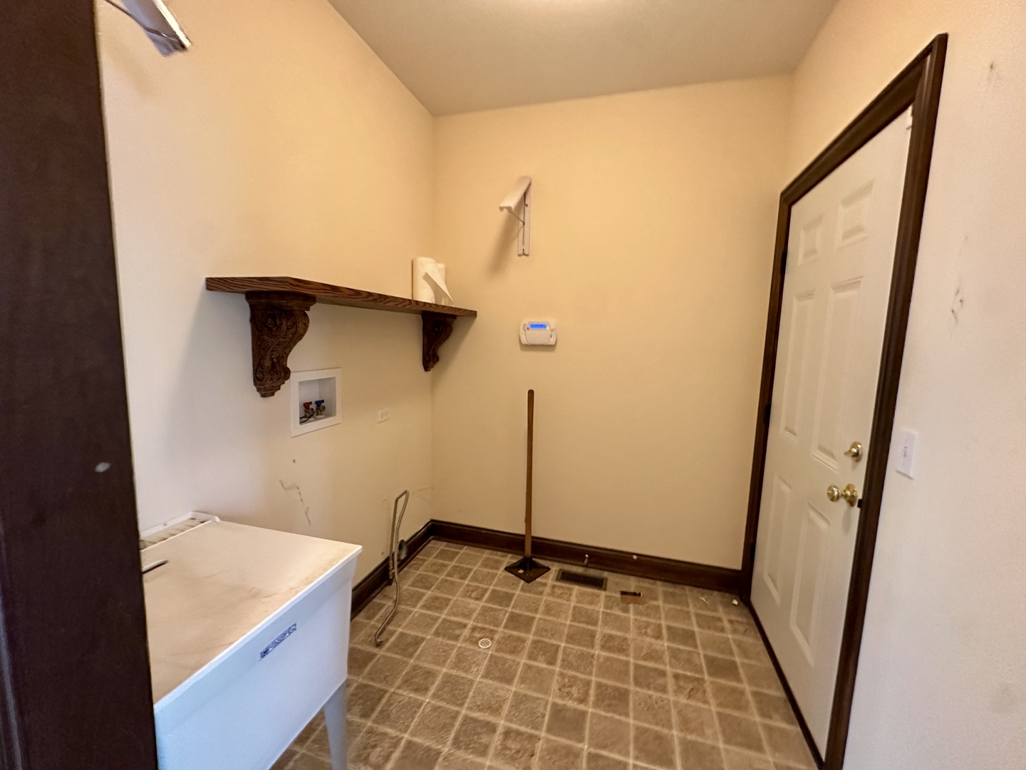 North Riverside, Illinois 60546, United States, 3 Bedrooms Bedrooms, ,3 BathroomsBathrooms,Residential,Contingent,197108