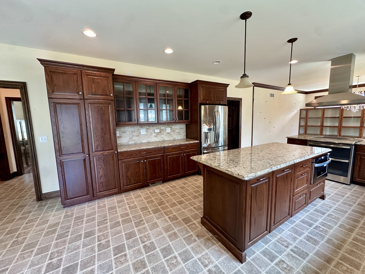 North Riverside, Illinois 60546, United States, 3 Bedrooms Bedrooms, ,3 BathroomsBathrooms,Residential,Contingent,197108