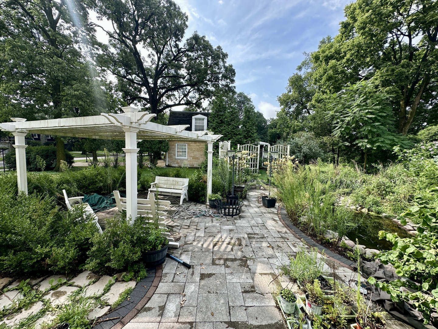 North Riverside, Illinois 60546, United States, 3 Bedrooms Bedrooms, ,3 BathroomsBathrooms,Residential,Contingent,197108