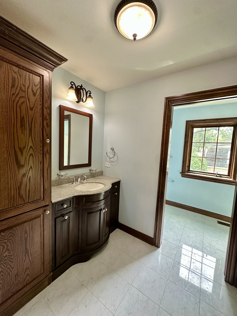 North Riverside, Illinois 60546, United States, 3 Bedrooms Bedrooms, ,3 BathroomsBathrooms,Residential,Contingent,197108