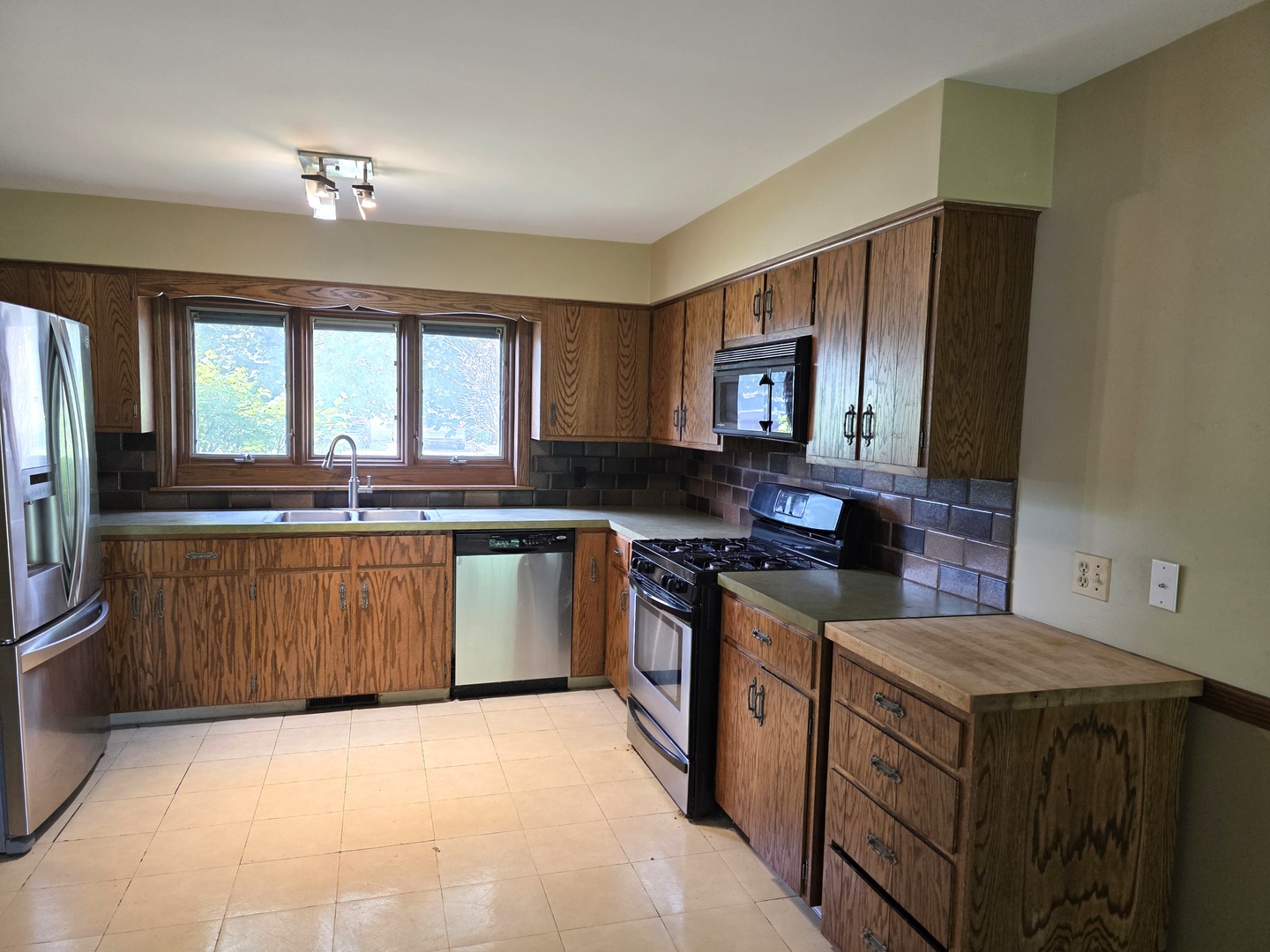 Woodstock, Illinois 60098, United States, 3 Bedrooms Bedrooms, ,2 BathroomsBathrooms,Residential,Active,201890