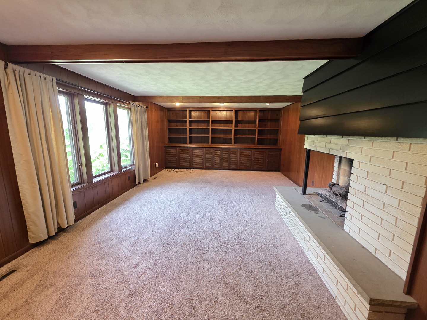 Woodstock, Illinois 60098, United States, 3 Bedrooms Bedrooms, ,2 BathroomsBathrooms,Residential,Active,201890