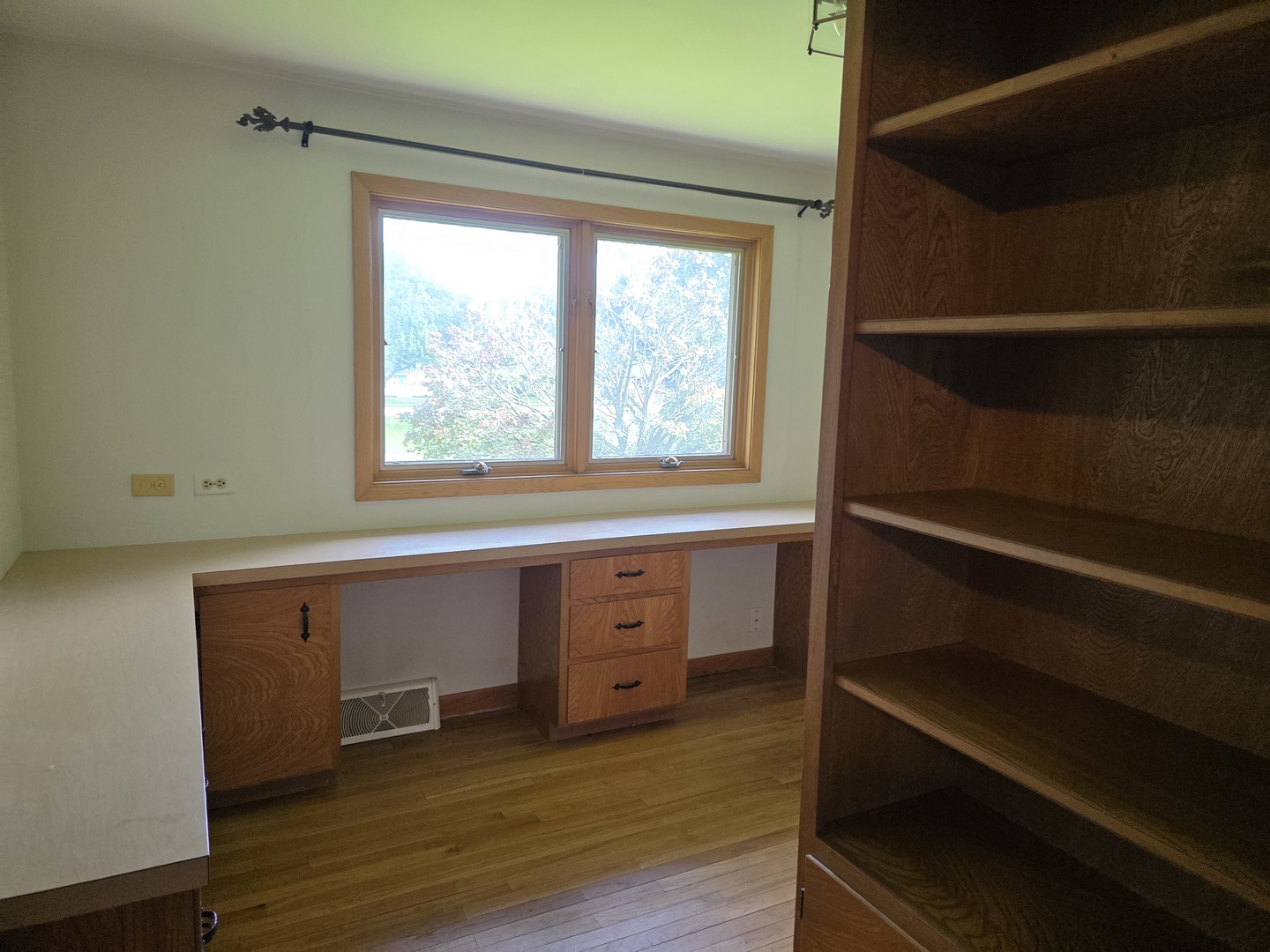 Woodstock, Illinois 60098, United States, 3 Bedrooms Bedrooms, ,2 BathroomsBathrooms,Residential,Active,201890