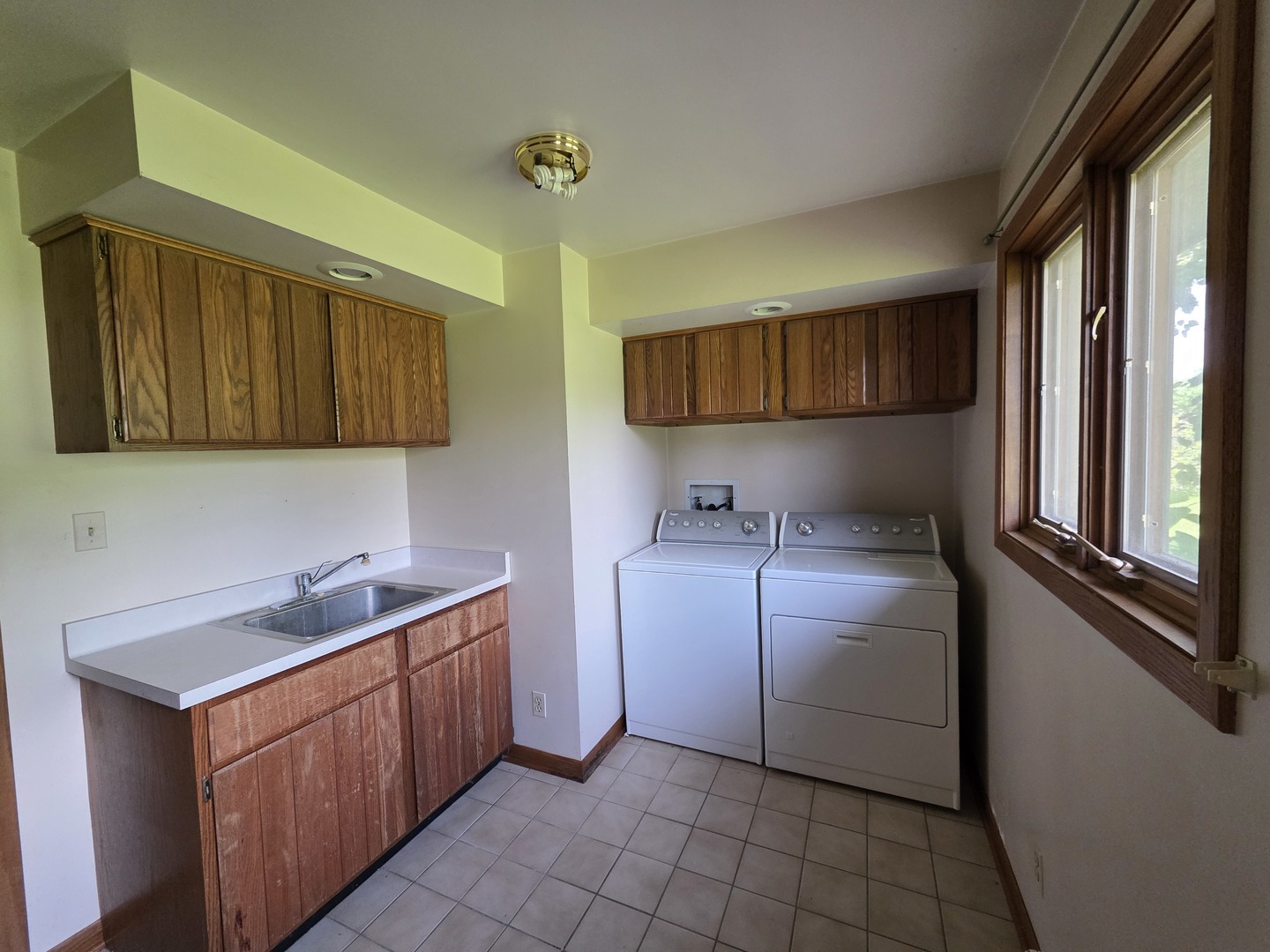 Woodstock, Illinois 60098, United States, 3 Bedrooms Bedrooms, ,2 BathroomsBathrooms,Residential,Active,201890