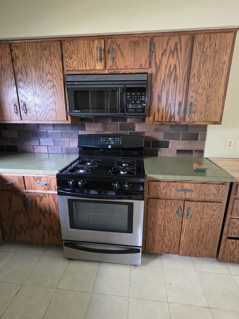 Woodstock, Illinois 60098, United States, 3 Bedrooms Bedrooms, ,2 BathroomsBathrooms,Residential,Active,201890