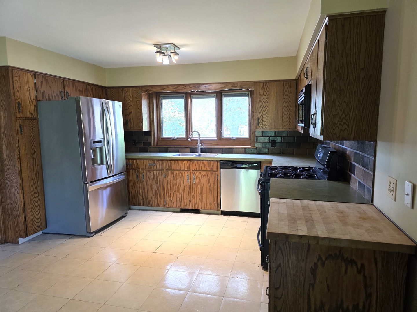 Woodstock, Illinois 60098, United States, 3 Bedrooms Bedrooms, ,2 BathroomsBathrooms,Residential,Active,201890