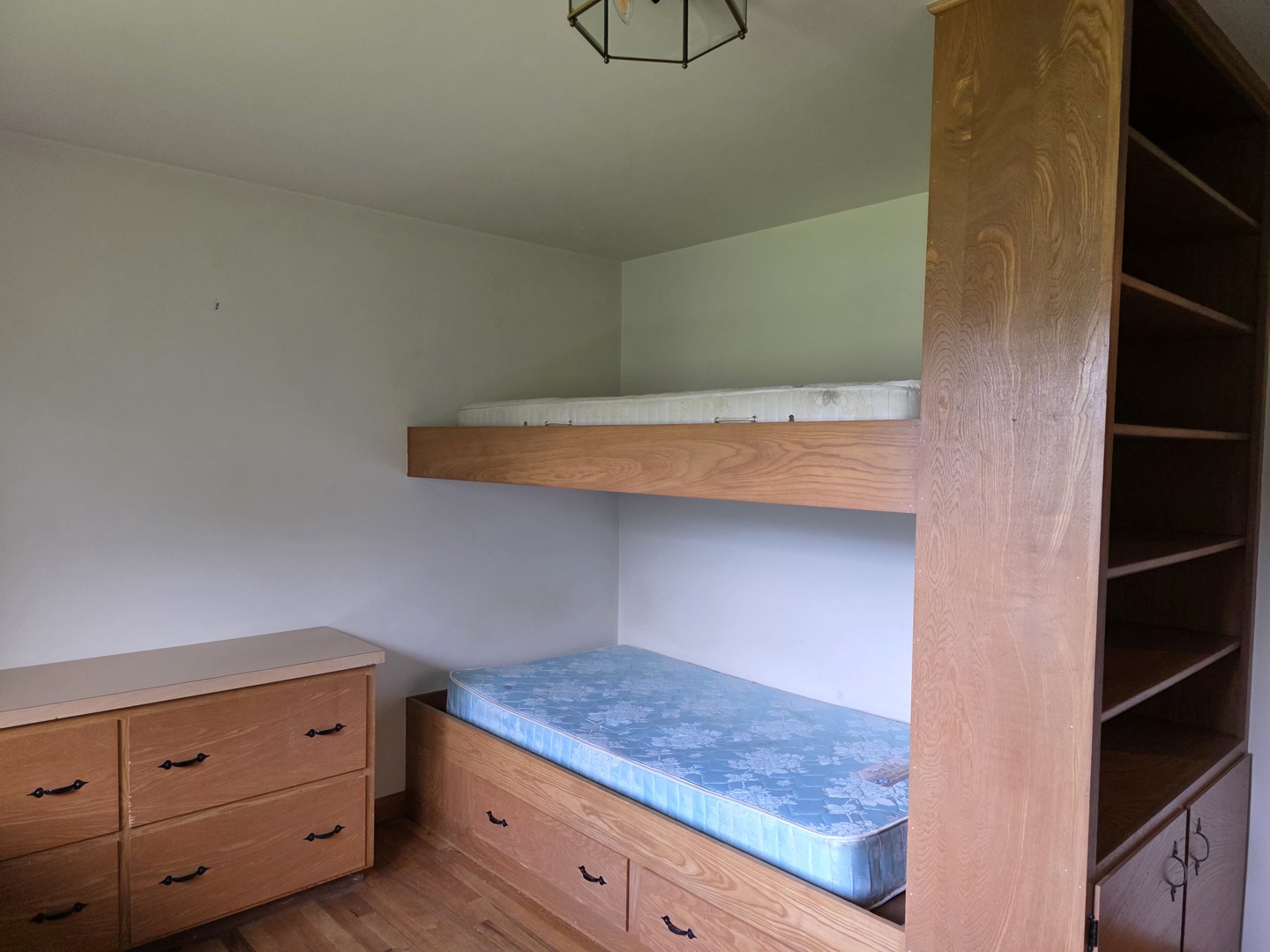 Woodstock, Illinois 60098, United States, 3 Bedrooms Bedrooms, ,2 BathroomsBathrooms,Residential,Active,201890