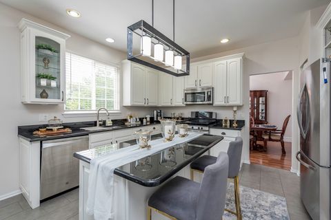 Tiny photo for 1650 Natures Way, Lindenhurst, IL 60046 (MLS # 12538917)