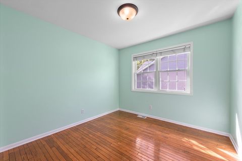 Tiny photo for 489 Pinewood Drive, North Aurora, IL 60542 (MLS # 12491837)