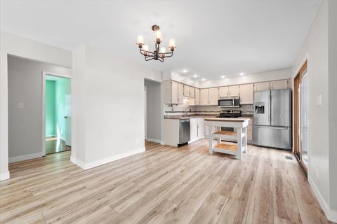 Tiny photo for 489 Pinewood Drive, North Aurora, IL 60542 (MLS # 12491837)