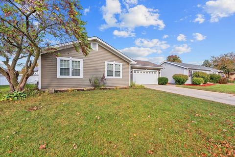 Tiny photo for 489 Pinewood Drive, North Aurora, IL 60542 (MLS # 12491837)