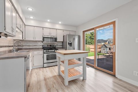 Tiny photo for 489 Pinewood Drive, North Aurora, IL 60542 (MLS # 12491837)