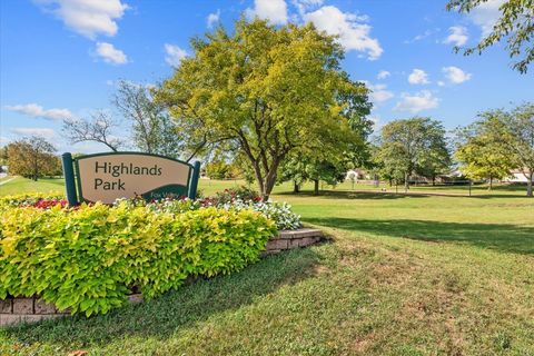 Tiny photo for 489 Pinewood Drive, North Aurora, IL 60542 (MLS # 12491837)