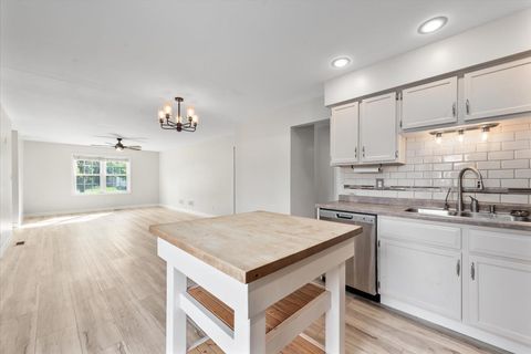 Tiny photo for 489 Pinewood Drive, North Aurora, IL 60542 (MLS # 12491837)