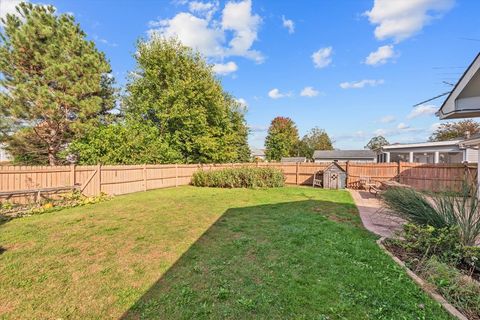 Tiny photo for 489 Pinewood Drive, North Aurora, IL 60542 (MLS # 12491837)