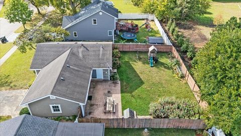 Tiny photo for 489 Pinewood Drive, North Aurora, IL 60542 (MLS # 12491837)