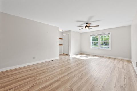 Tiny photo for 489 Pinewood Drive, North Aurora, IL 60542 (MLS # 12491837)