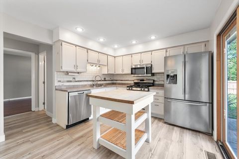 Tiny photo for 489 Pinewood Drive, North Aurora, IL 60542 (MLS # 12491837)