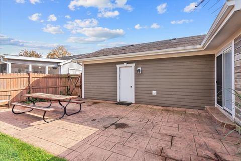 Tiny photo for 489 Pinewood Drive, North Aurora, IL 60542 (MLS # 12491837)