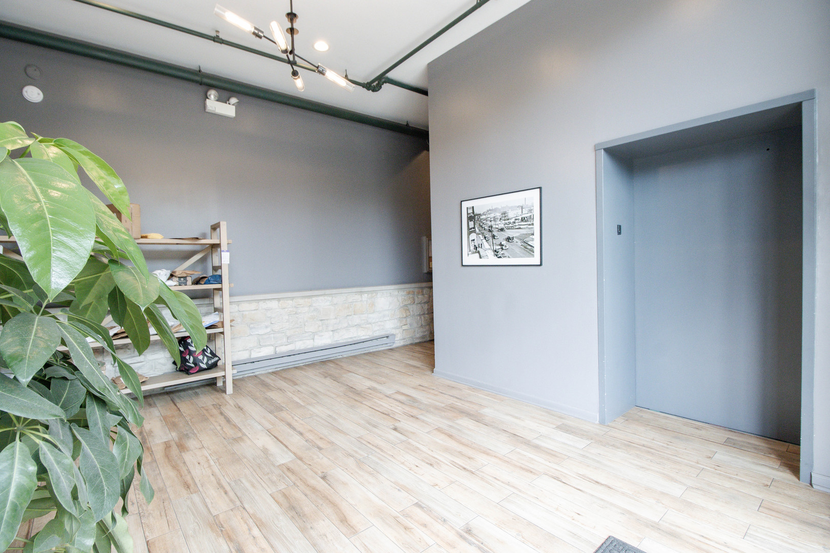 2222 W Diversey Avenue 301