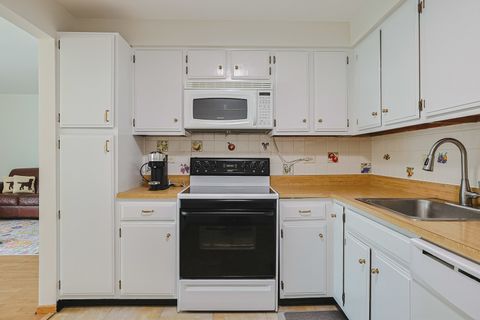 Tiny photo for 638 NAPLES Court #638, Glenview, IL 60025 (MLS # 12597378)