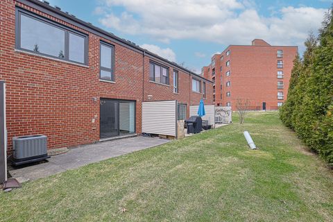 Tiny photo for 638 NAPLES Court #638, Glenview, IL 60025 (MLS # 12597378)