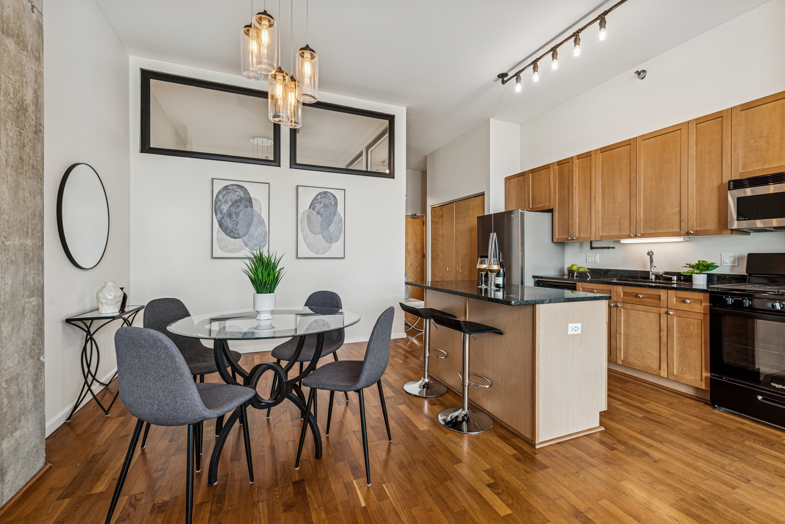 321 S Sangamon Street 908