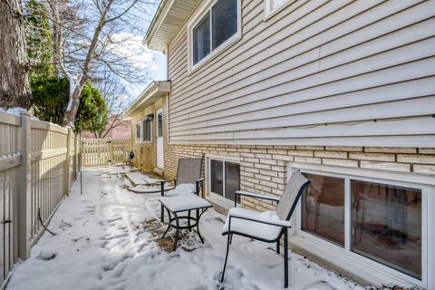 Tiny photo for 204 W Clarendon Street, Arlington Heights, IL 60004 (MLS # 12592213)